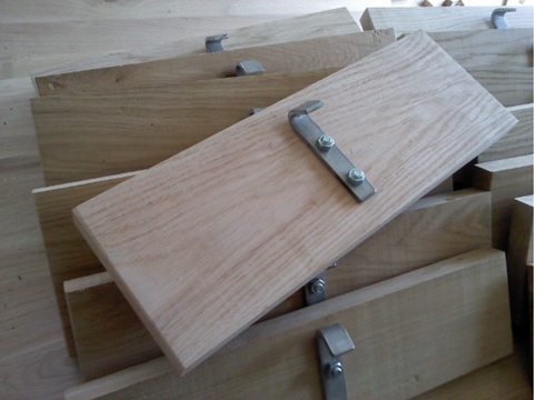 Dřevěné dluže do požeráku šířka 70 cm, dubové, tl. 42 mm, s háčkem